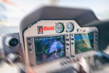 Helikopter kokpit ve teknoloji. Helikopter kontrol paneli ile görüntüler, kadran, düğmeleri ve anahtarları.