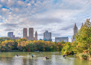 Central Park lake yansımaları yeşillik sezonu, Manhattan, New York City ile.
