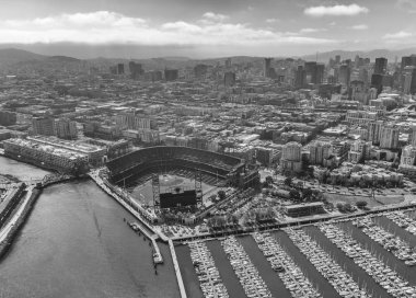 San Francisco şehir merkezine ve Stadı manzarası helikopter.