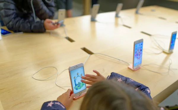 New York City October 2015 Kid Touches Electronic Equipment Apple — Stock Photo, Image