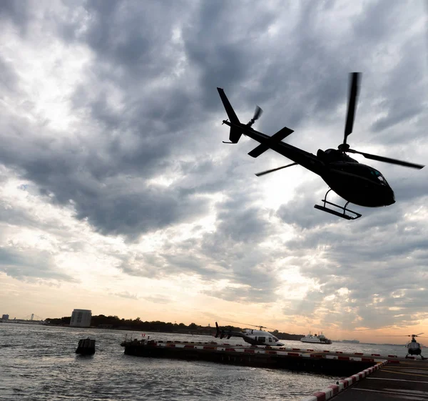 Skuggan Helikopter Lämnar Plattform — Stockfoto