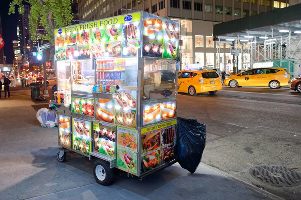 夜のニューヨーク シティ 2015 ストリート食品ベンダー ベンダーは通常 ミッドタウンで配布します — ストック写真