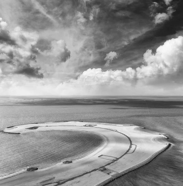 Piece Sand Ocean Beach Road Water Aerial View — Stock Photo, Image