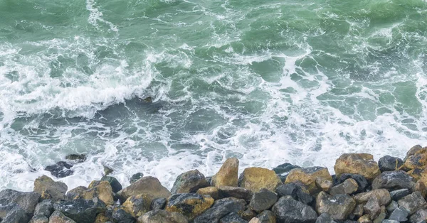 Kleine Felsen Über Dem Ozean Blick Über Den Kopf — Stockfoto
