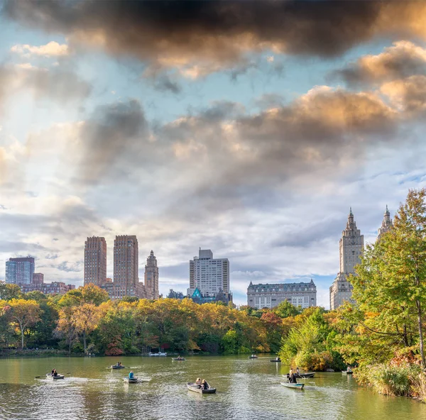 中央公园湖与反射在叶子季节 曼哈顿 纽约市 — 图库照片