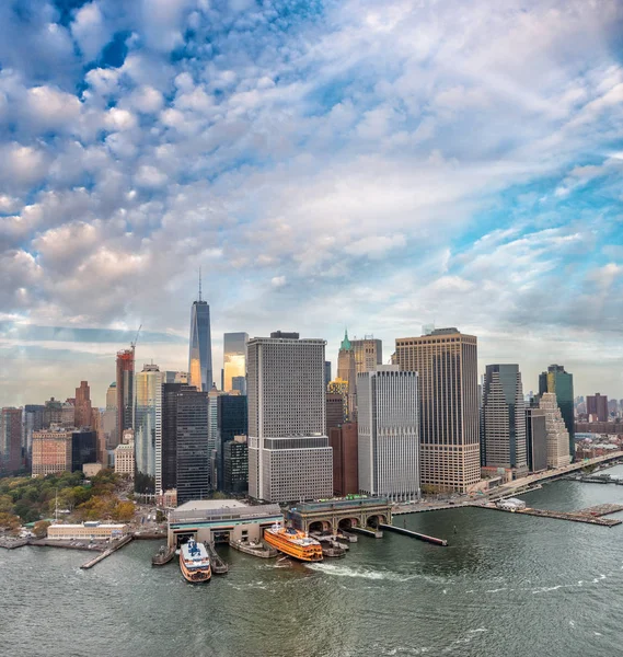 曼哈顿市中心和东河的直升机鸟瞰图 — 图库照片