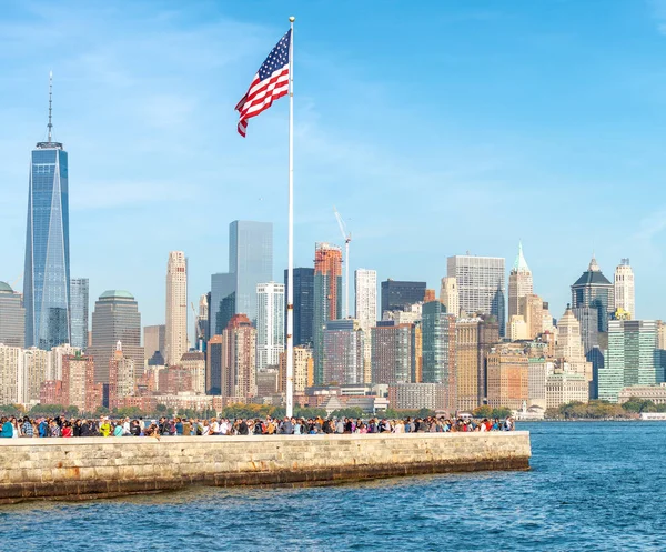 New York City Października 2015 Turyści Ellis Island Panoramę Miasta — Zdjęcie stockowe