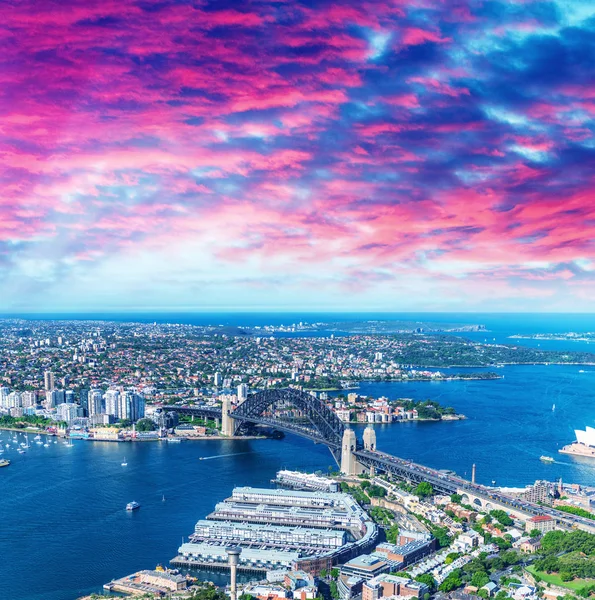 澳大利亚悉尼海港大桥和城市天际线直升机鸟瞰图 — 图库照片