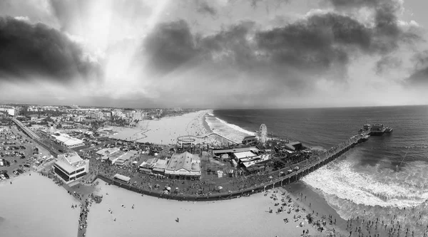 Vista Aérea Panorámica Del Muelle Santa Mónica Con Turistas Atardecer — Foto de Stock