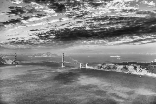 San Francisco Golden Gate Köprüsü Şehir Tepesinin Helikopter Havadan Görünümü — Stok fotoğraf