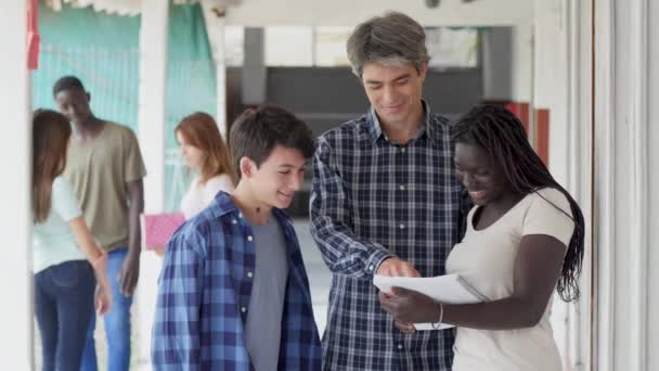 Lärare Visar Tabletpc Till Elever Skolan — Stockvideo