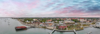 Uçağı hava manzara St Augustine. Gün batımı panorama şehir River, Florida - ABD.