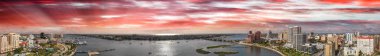 Palm Beach manzarası, Florida. Gün batımında dron üzerinden panoramik havadan görünümü.