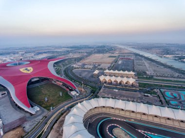 Abu Dhabi, Birleşik Arap Emirlikleri - Aralık 2016: Hava Ferrari dünya görüşü. Bu turistler için bir şehrin ana çekim olduğunu.