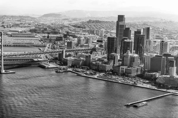 Flysikt San Francisco Bay Bridge Byhorisonten Fra Helikopter – stockfoto
