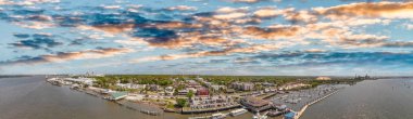 Amelia Islan, Fernandina Beach, Florida. Günbatımı hava panoramik manzaraya.