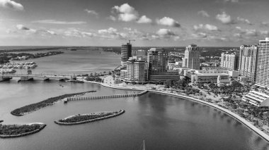 Gün batımında, Florida - ABD West Palm Beach siluetinin panoramik havadan görünümü.