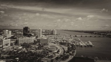 Palm Beach manzarası, Florida. Gün batımında dron üzerinden panoramik havadan görünümü.