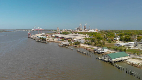 AMELIA ISLAND, FL - APRIL 1, 2018: Coastline of Fernandina Beach, air view. Это знаменитая достопримечательность для туристов во Флориде
.