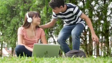 laptop ve çocuk hak kullanarak çimenlerin üzerinde beyaz genç kız 