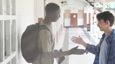 yürüyüş ve schoolhall konuşurken iki mutlu öğrenciler