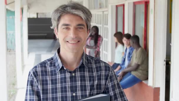 Щасливий Вчитель Чоловічої Статі Ходить Шкільному Залі — стокове відео