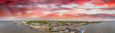 Amelia Islan, Fernandina Beach, Florida. Günbatımı hava panoramik manzaraya.