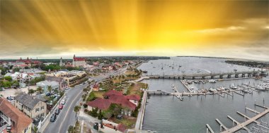 Uçağı hava manzara St Augustine. Gün batımı panorama şehir River, Florida - ABD.