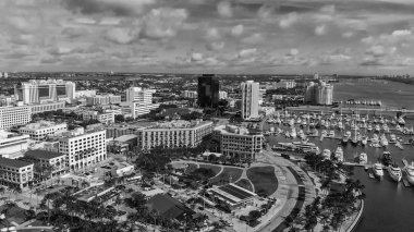 Palm Beach manzarası, Florida. Gün batımında dron üzerinden panoramik havadan görünümü.