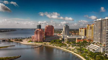 Palm Beach manzarası, Florida. Gün batımında dron üzerinden panoramik havadan görünümü.