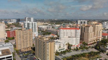 West Palm Beach, Fl - 10 Nisan 2018: Hava şehir manzarası göl güneşli bir harika. Önemli bir cazibe Florida şehridir.