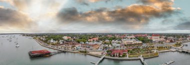 Uçağı hava manzara St Augustine. Gün batımı panorama şehir River, Florida - ABD.