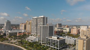 West Palm Beach, Fl - 10 Nisan 2018: Hava şehir manzarası göl güneşli bir harika. Önemli bir cazibe Florida şehridir.