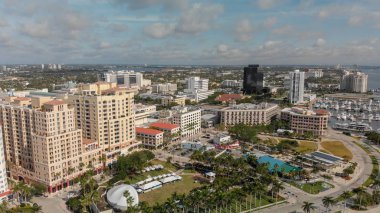 West Palm Beach, Fl - 10 Nisan 2018: Hava şehir manzarası göl güneşli bir harika. Önemli bir cazibe Florida şehridir.
