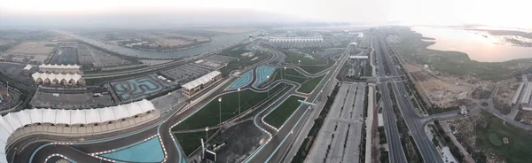 Πανοραμική Αεροφωτογραφία Του Abu Dhabi Yas Island Ηλιοβασίλεμα Στον Ορίζοντα — Φωτογραφία Αρχείου