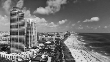 Güney Pointe iskelesinden Miami siluetinin panoramik havadan görünümü.