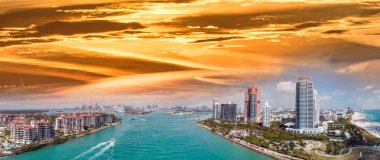 Miami ufuk çizgisinin havadan panoramik görüntüsü ve South Pointe Park, Florida kıyı şeridi.