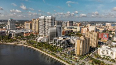 Palm Beach manzarası, Florida. Gün batımında dron üzerinden panoramik havadan görünümü.
