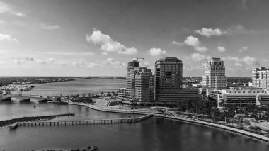 Palm Beach manzarası, Florida. Gün batımında dron üzerinden panoramik havadan görünümü.