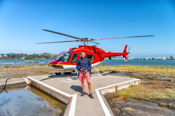Homme Heureux Prêt Prendre Vol Hélicoptère — Photo
