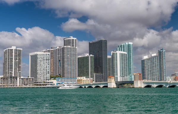 Horizonte Miami Edifícios Perto Venetian Causeway Florida — Fotografia de Stock