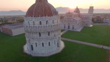 Ek yükü hava panoramik mucizeler meydanında Pisa, İtalya. Video