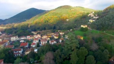 güneşli, dağlar arka plan üzerinde şaşırtıcı kırsal görünümü