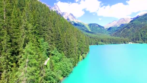 Mooie bergmeer, overhead panoramisch luchtfoto in summe — Stockvideo