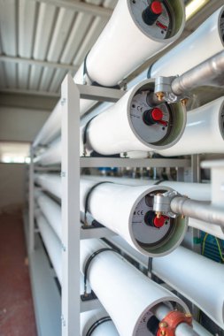 Bir su arıtma tesisi içinde boru hatları.
