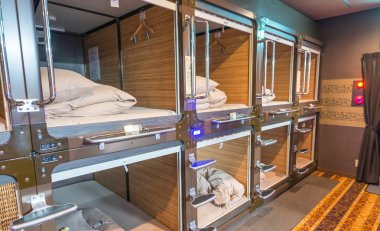 Tokyo - 1 Haziran 2016: İç kapsül otel şehir merkezinde. Kapsül otel daha az pahalı Tokyo'da çok ünlü yapılardır.