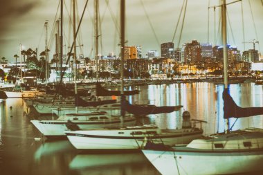 San Diego şehir bağlantı noktası güzel gece manzarası. Tekneler ve binalar.