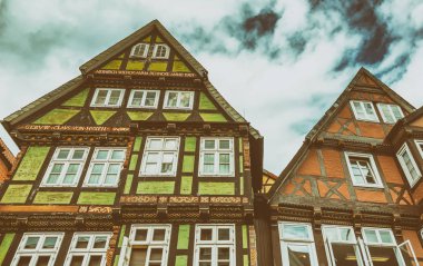 Celle, Almanya. Güneşli bir şehir merkezinde renkli binalar.