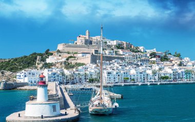 Güzel bir gün Ibiza bağlantı noktası. Balear Adaları.