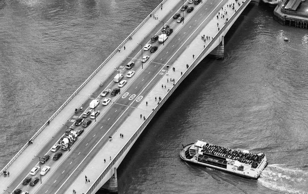 橋と川のボート オーバー ヘッド ビュー — ストック写真